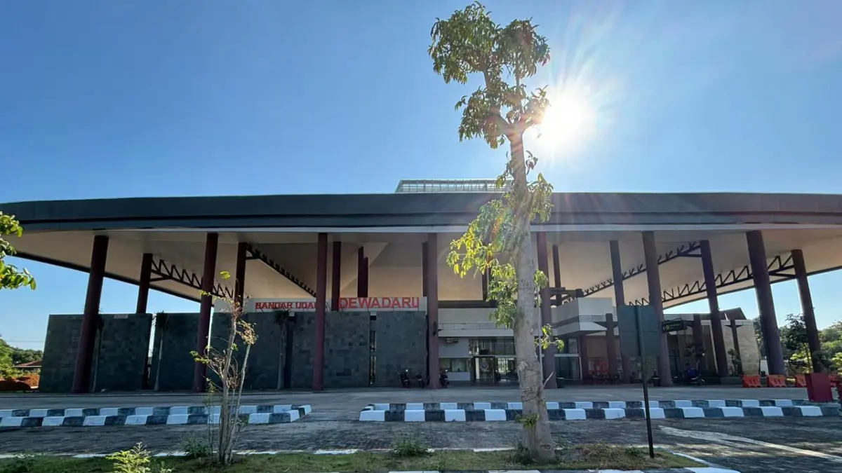 Kondisi fasad depan Bandara Dewadaru Karimunjawa yang masih membutuhkan peningkatan fasilitas. (FIKRI THOHARUDIN/RADAR PATI)