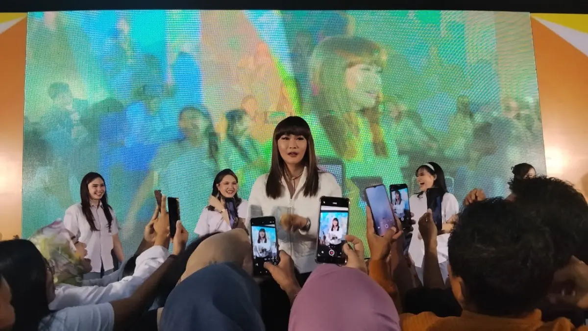 MERIAH: Inul Daratista hingga Dewi Gita saat menghadiri reuni emas SMA Kristen Purwodadi di Hotel Grand Master.
