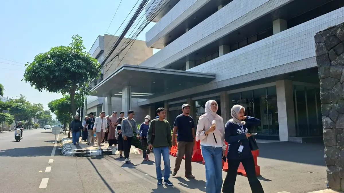 SEJARAH: Pemandu kegiatan menjelaskan kepada peserta sejarah pecinan di Kudus Timur, Minggu (28/6). (ANDIKA TRISNA SAPUTRA/RADAR PATI)