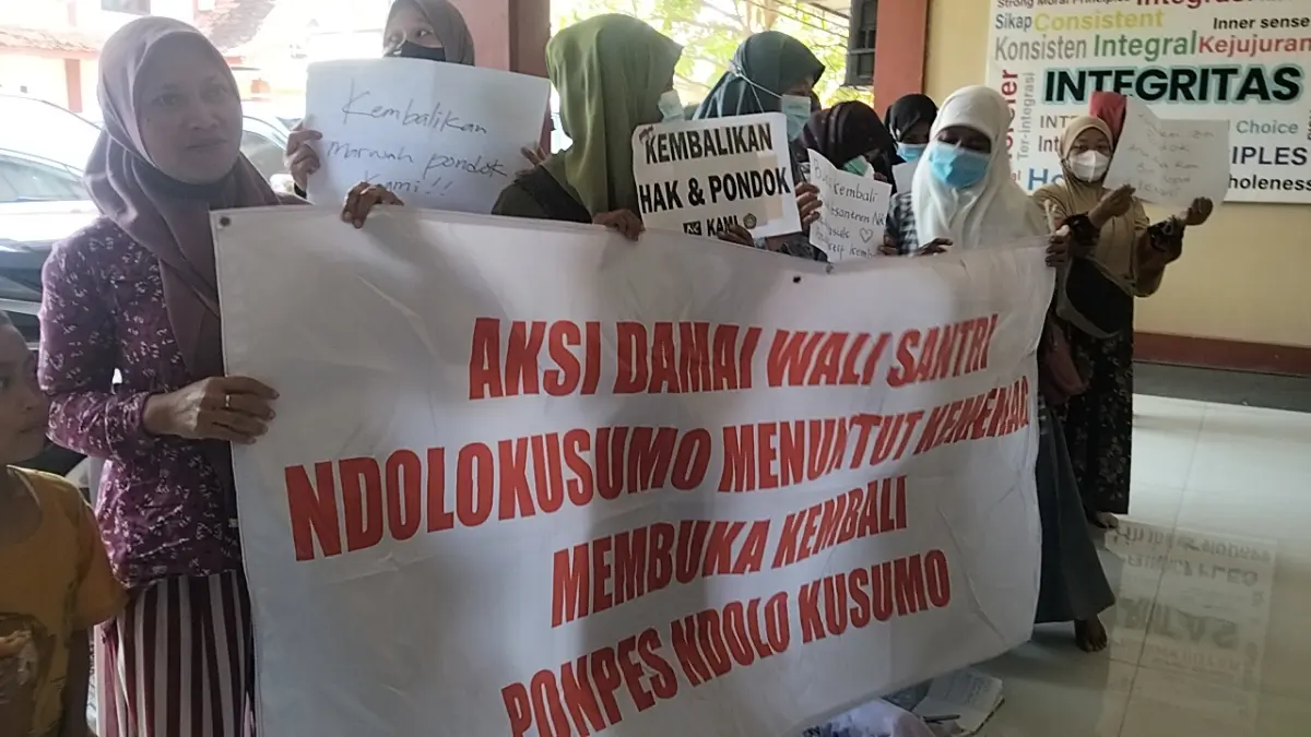

BERBARIS: Sejumlah wali santri Pondok Pesantren (Ponpes) Ndholo Kusumo, Desa Tlogosari, Tlogowungu mendatangi Kantor Kementerian Agama (Kemenag) Kabupaten Pati, Senin (29/6). (ANDRE FAIDHIL FALAH/RADAR PATI)