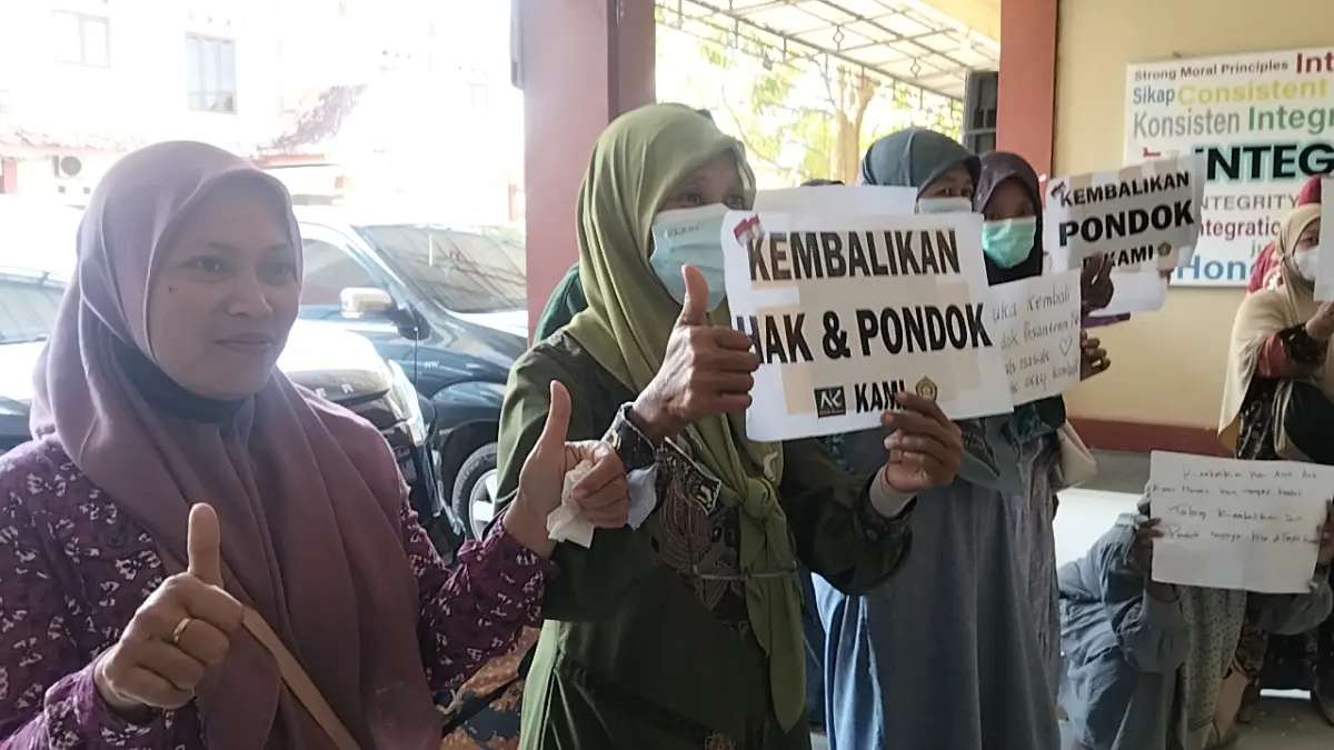 

BERBARIS: Sejumlah wali santri Pondok Pesantren (Ponpes) Ndholo Kusumo, Desa Tlogosari, Tlogowungu mendatangi Kantor Kementerian Agama (Kemenag) Kabupaten Pati, Senin (29/6). (ANDRE FAIDHIL FALAH/RADAR PATI)