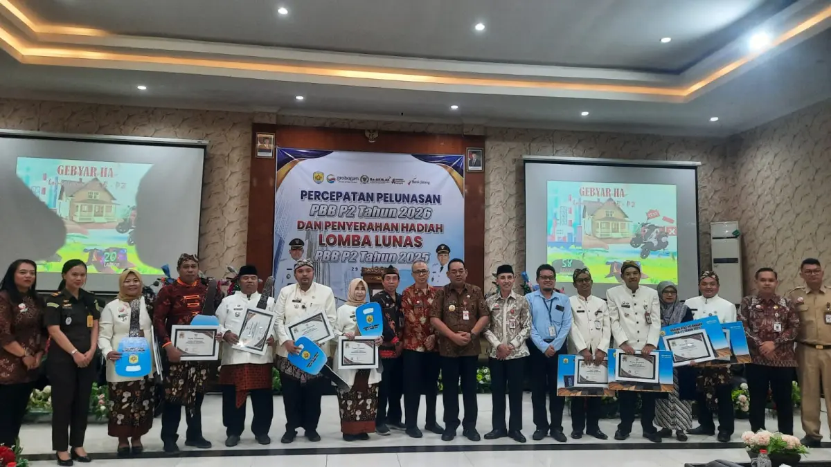 DISERAHKAN: Bupati Grobogan Setyo Hadi saat menyerahkan hadiah lomba luna PBB-P2 ke sejumlah kecamatan. (INTAN MAYLANI SABRINA/RADARPATI)
