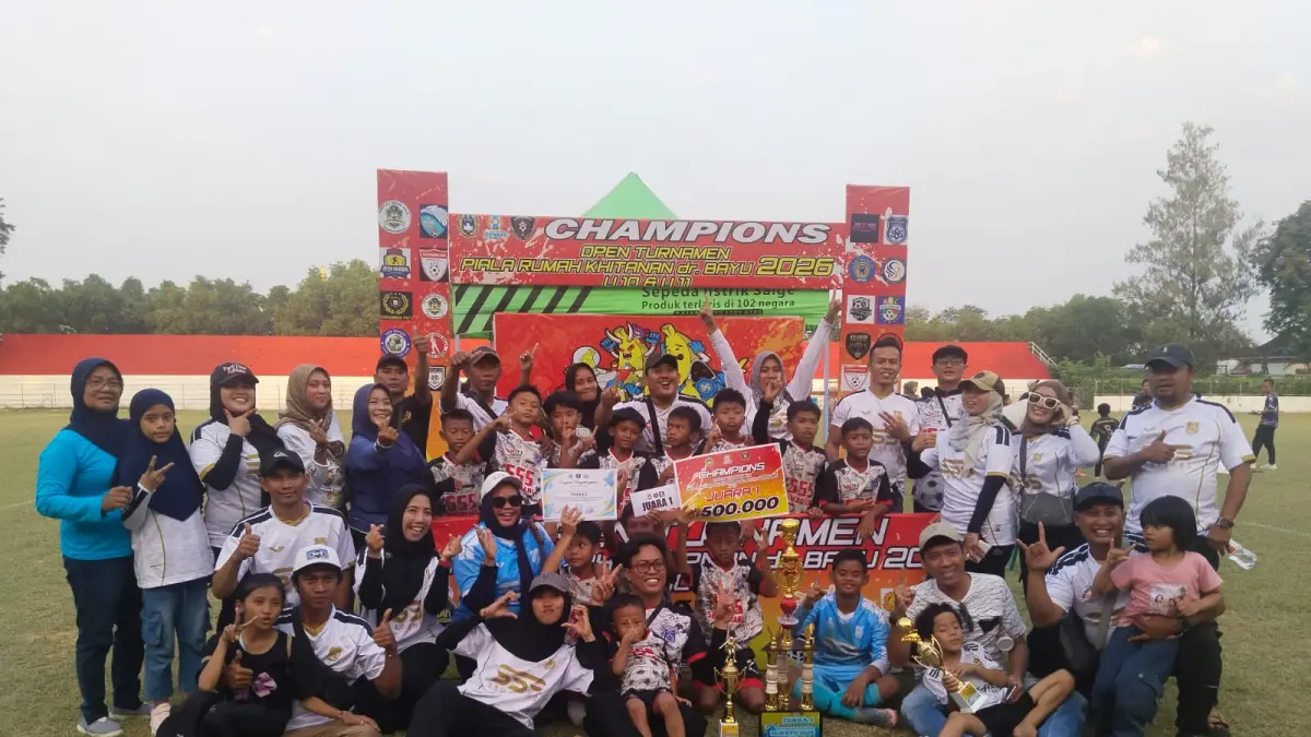 JUARA: Owner Rumah Khitanan dr Bayu Penawangan saat menyerahkan hadiah.