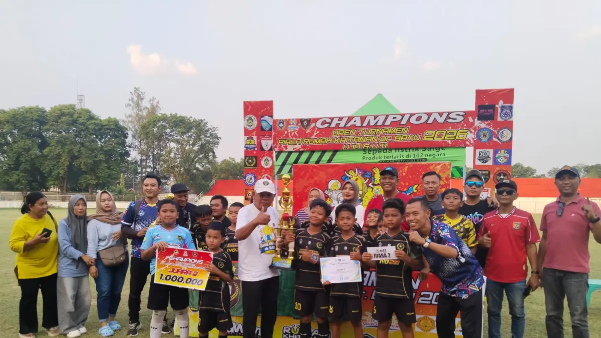 JUARA: Sejumlah juara saat mendapatkan piala dan penghargaan.