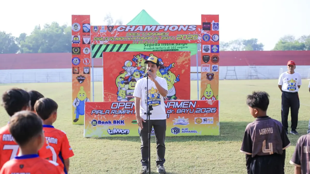 SAMBUTAN: Owner Rumah Khitanan dr Bayu Penawangan dr Bayu Aji Adi Nugroho saat memberikan sambutan di Open Turnamen Piala Rumah Khitanan dr Bayu 2026.
