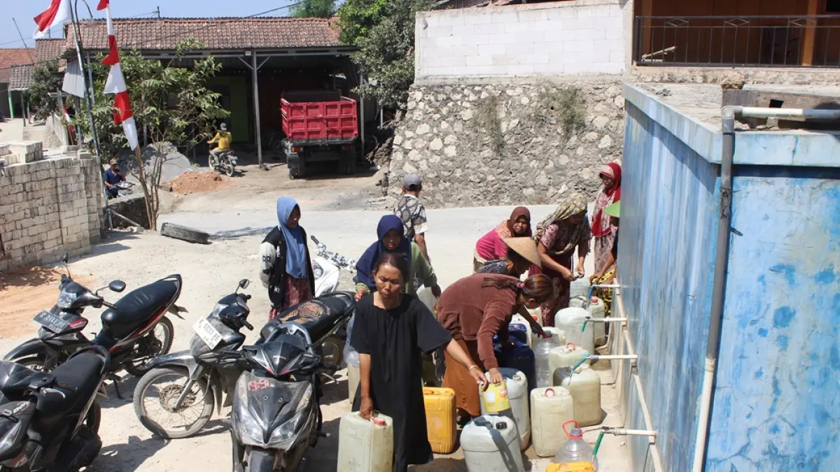 
TERBANTUKAN: Warga Kelurahan Jurangjero, Kecamatan Bogorejo mengambil air dari penampungan air sumur saat musim kemarau.  (ARIF FAKHRIAN KHALIM/RADAR PATI)
