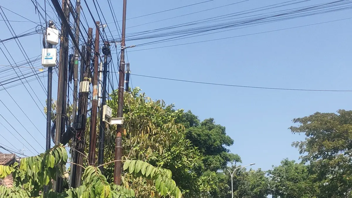 
TERINDENTIFIKASI: Satpol PP bersama OPD teknis DLH, Kominfo, DPMPTSP, BPPKAD saat melakukan pemasangan peringatan provider illegal, beberapa pekan lalu.  (WISNU AJI/RADAR PATI)