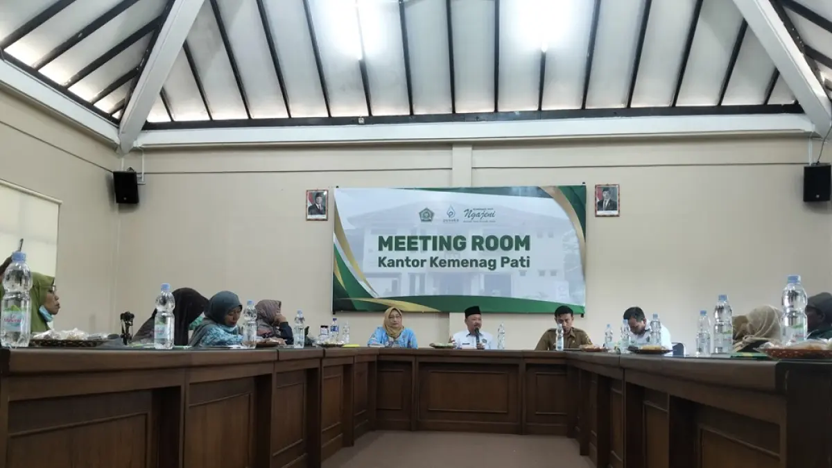 Wali santri Ponpes Ndholo Kusumo Pati beraudiensi ke Kemenag Pati, (29/6). (ANDRE F/RADAR PATI)