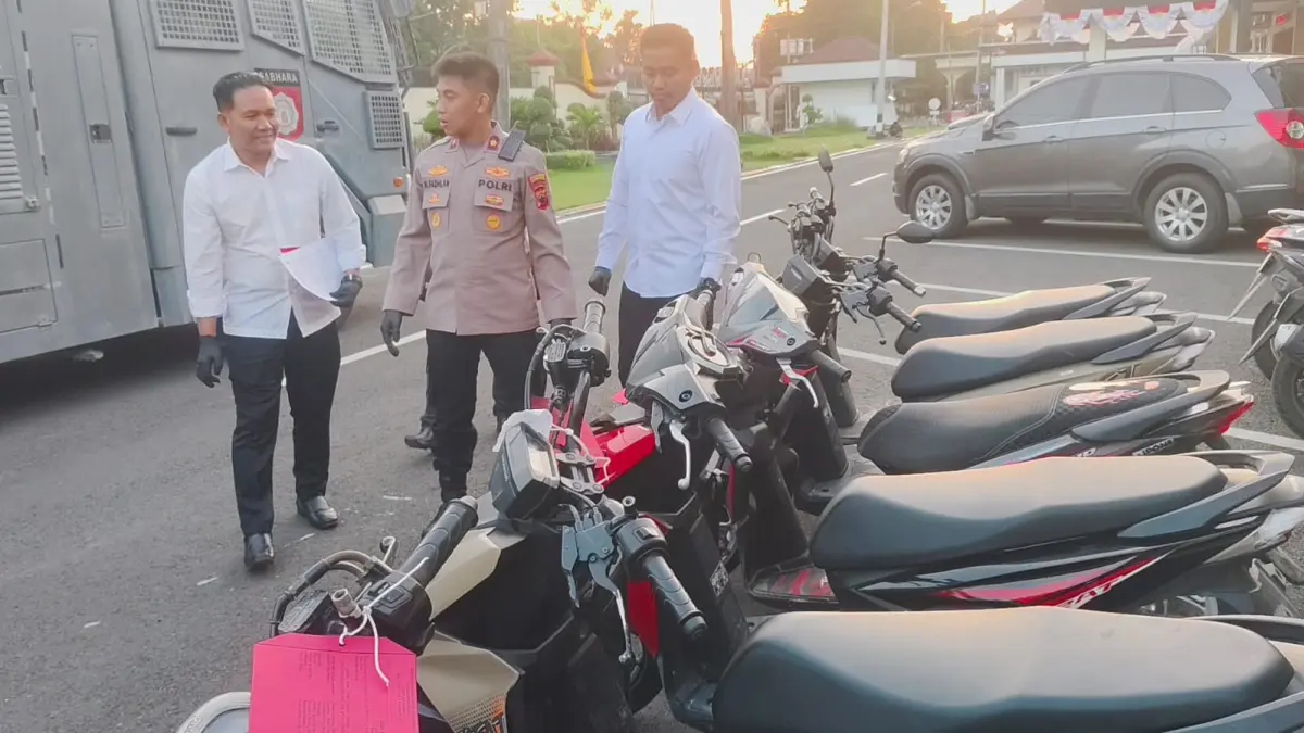 AMANKAN BB – Wakapolres Grobogan Kompol Muhammad Fadhlan menunjukan barang bukti lima sepeda motor dari hasil kejahatan curanmor di Kabupaten Grobogan. (SIROJUL MUNIR/RADAR PATI)