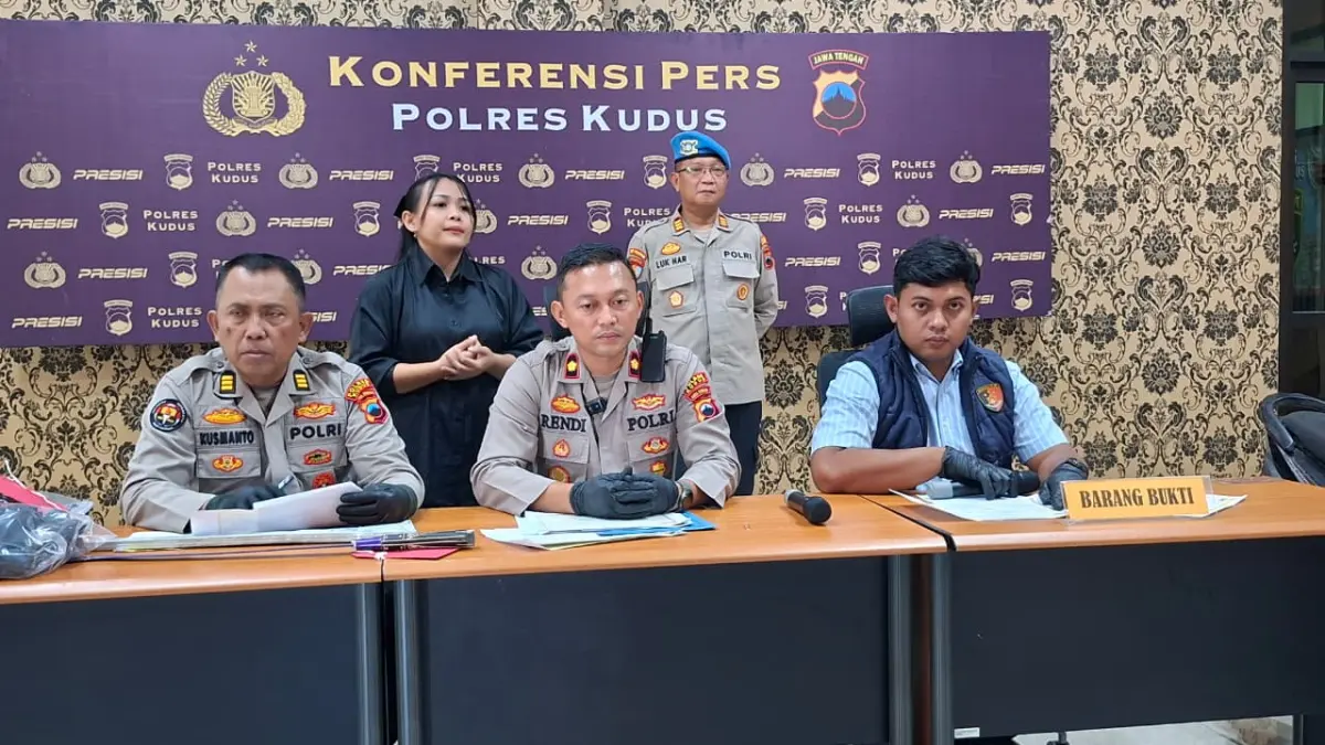 
AMANKAN: Jajaran Kepolisian Resor Kudus menunjukkan barang bukti kasus dugaan pembakaran rumah, Selasa (30/6). (ANDIKA TRISNA SAPUTRA/RADAR PATI)