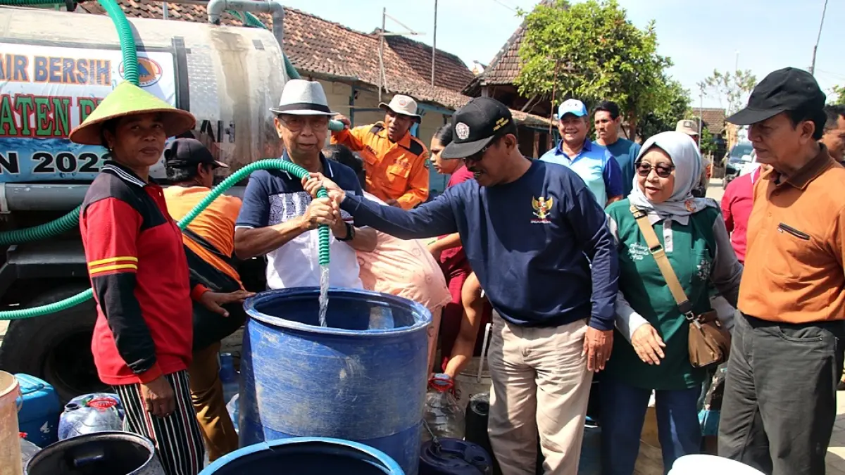 
BANTUAN: Pemberian air bersih kepada warga di Desa Kamolan, Kecamatan Blora Kota oleh BPBD Blora tahun lalu disebrbu warga. (ARIF FAKHRIAN KHALIM/RADAR PATI)