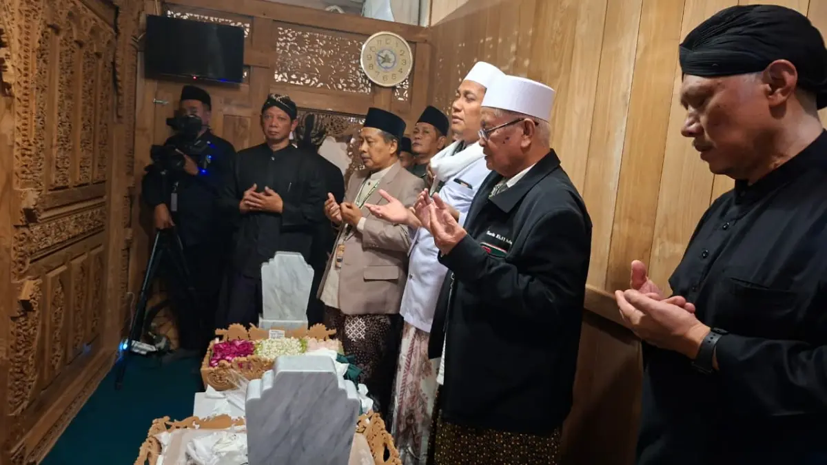 

DOA BERSAMA:&nbsp;Panitia dan seluruh peserta yang hadir melakukan doa bersama dalam rangkaian pemasangan salin luwur Sunan Muria, Selasa (30/6). (ANDIKA TRISNA SAPUTRA/RADAR PATI)