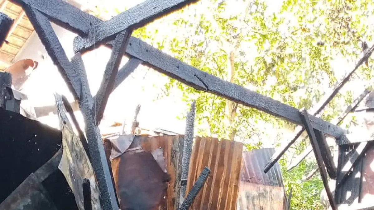 
MEMBARA: Petugas Damkar Rembang saat memadamkan rumah terbakar di desa Sulang RT 4 RW 4, Kecamatan Sulang, Rembang. (BPBD REMBANG UNTUK RADAR PATI)