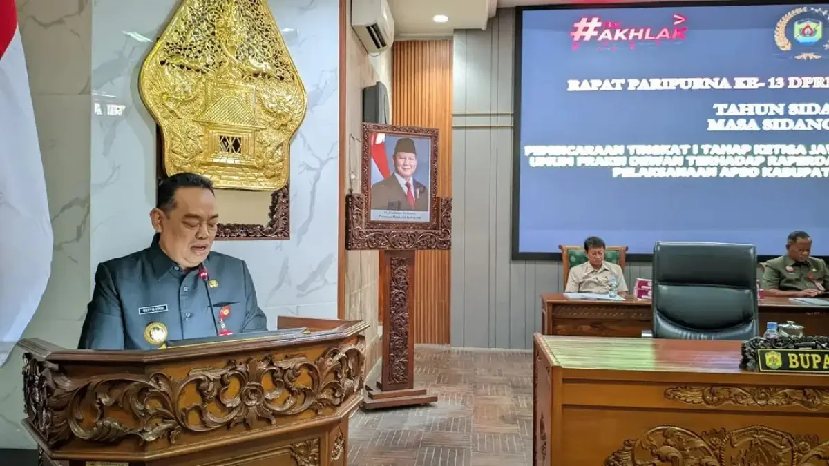 
BACAKAN JAWABAN – Bupati Grobogan Setyo Hadi membacakan jawaban atas pemandangan umum fraksi DPRD Grobogan dalam rapat paripurna, Selasa (30/6).  (SIROJUL MUNIR/RADAR PATI)
