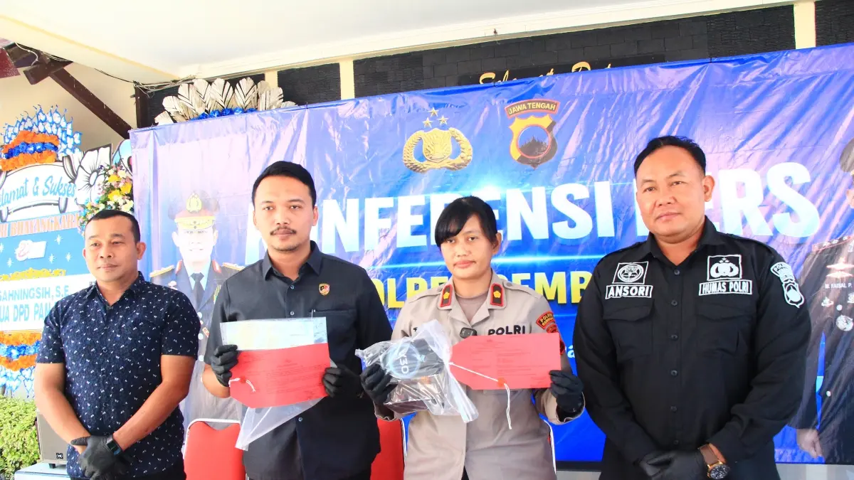 DIAMANKAN: Petugas Satreskrim Polres Rembang menggiring tersangka MS ke ruang tahanan. Polisi juga menunjukkan sepeda motor hasil curian yang berhasil diamankan sebagai barang bukti di Mapolres Rembang. (WISNU AJI/RADAR PATI)