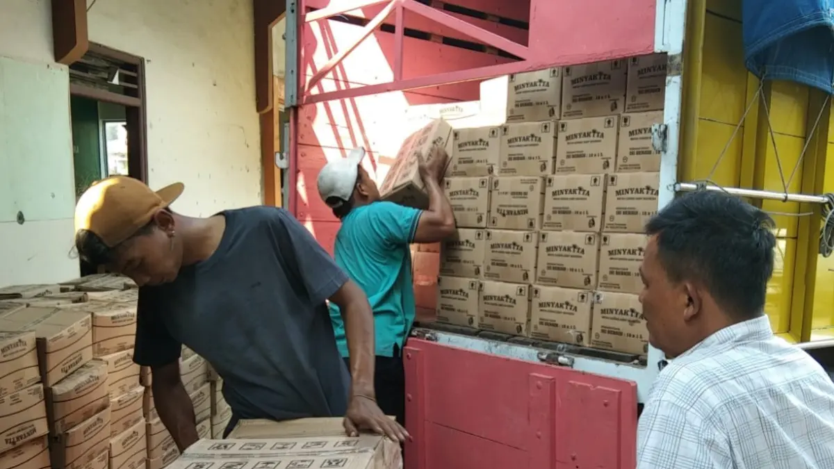 GERAK CEPAT: Proses penarikan minyak bantuan pangan di sejumlah desa, seperti Desa Suwawal, Slagi, dan Plajan, Jepara. (BULOG UNTUK RADAR PATI)
