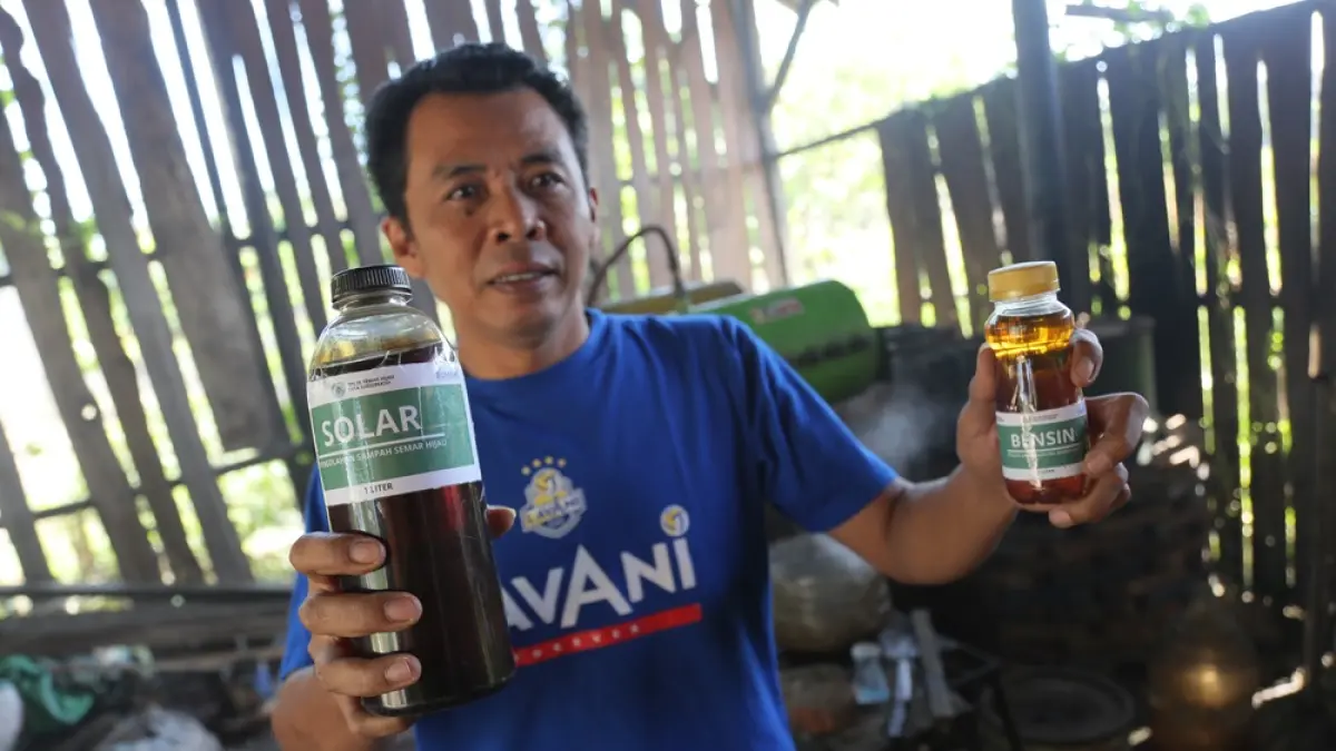 
JADI SOLUSI: Petugas mengolah sampah plastik untuk dijadikan BBM di Desa Sidorekso, Kaliwungu, Kudus. (GALIH ERLAMBANG W/ RADAR PATI)