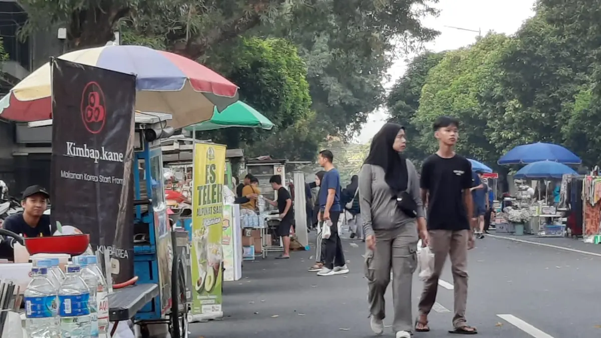 
JALAN-JALAN: Situasi CFD minggu pagi pengunjung menikmati jajanan yang disuguhkan pedagang. (INDAH SUSANTI/RADAR PATI)