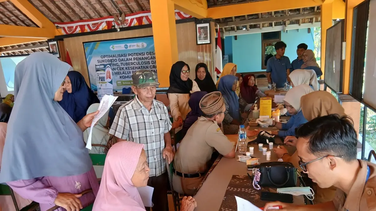 
PEDULI: Masyarakat saat mengikuti cek kesehatan gratis di Balai Desa Sukorejo Kecamatan Tunjungan yang diadakan Poltekes Kemenkes Semarang Kampus IV Blora. (EKO SANTOSO/RADAR PATI)
