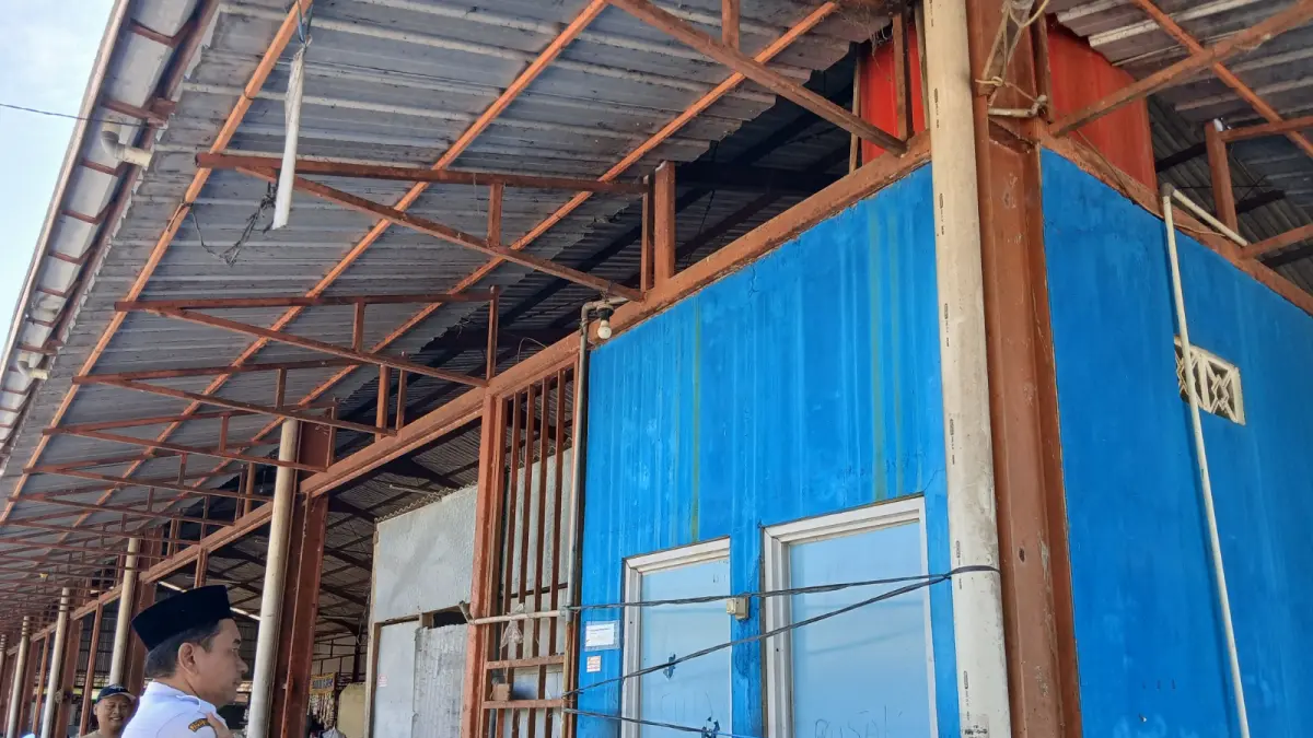 
CEK: Jajaran UPT Pasar Wilayah I dan Dinas Perdagangan, Koperasi dan UKM (Dindagkop UKM) Kabupaten Blora saat meninjau kamar mandi Pasar Sidomakmur. (EKO SANTOSO/RADAR PATI)
