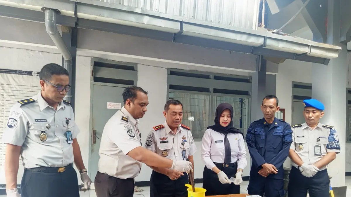 DICEK: Petugas mengamankan pil yang hendak diamankan di Lapas Pati. (ANDRE FAIDHIL FALAH/RADAR PATI)