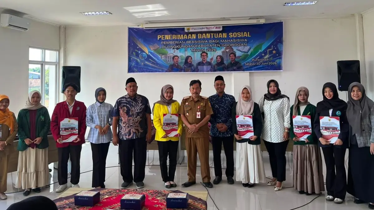 DISERAHKAN: Kepala Disporabudpar Grobogan Wahono saat menyerahkan beasiswa ke mahasiswa.