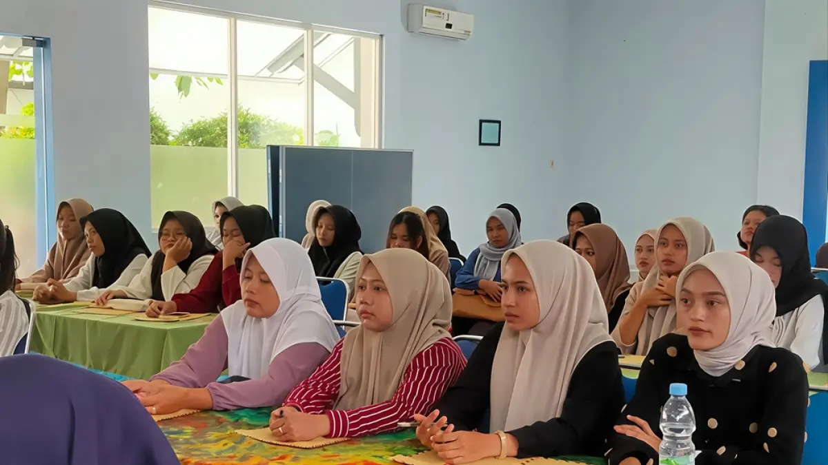 
DUDUK: Pencari kerja mendatangi Disnaker Pati belum lama ini. (ANDRE FAIDHIL FALAH /RADAR PATI)