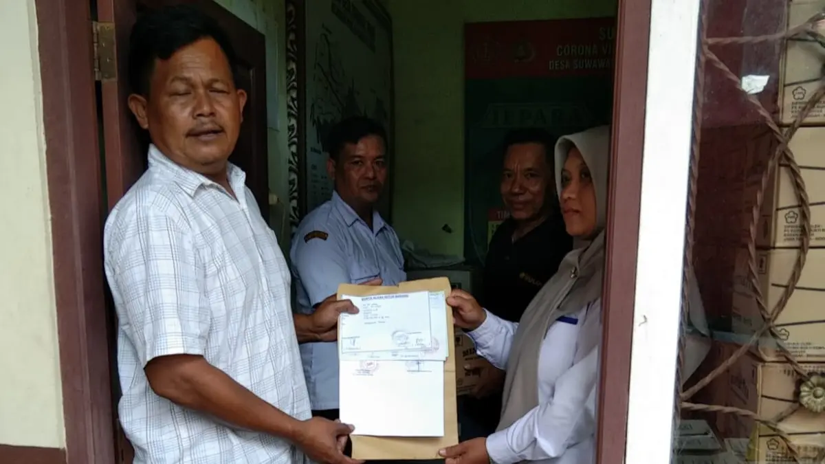 KEMBALIKAN: Proses pengembalian produk MinyaKita yang diduga terkontaminasi solar. (BULOG UNTUK RADAR PATI)