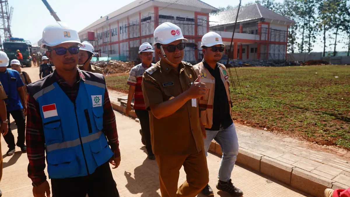 Plt Bupati Pati Risma Ardhi Chandra meninjau pembangunan gedung sekolah rakyat di Tlogowungu. (HUMAS PATI )