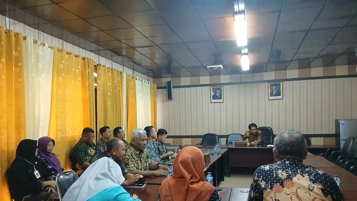 TEGAS: Perwakilan Dinas Pendidikan dan sekolah SMP 1 Randublatung saat rapat bersama Komisi D DPRD Kabupaten Blora beberapa waktu lalu. (EKO SANTOSO/RADAR PATI)