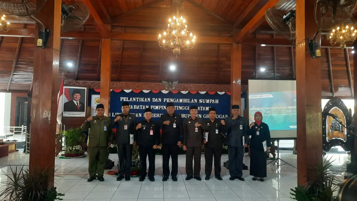 DILANTIK: Bupati Grobogan Setyo Hadi saat melantik lima JPTP di Pendapa Grbogan.