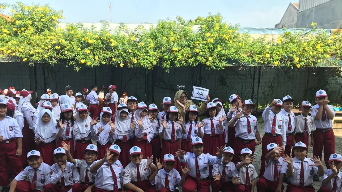 KEGIATAN SEKOLAH: Guru dan murid saat sesi foto bersama sebelum masuk sekolah di SD 1 Barongan Kudus. (INDAH SUSANTI/RADAR PATI)