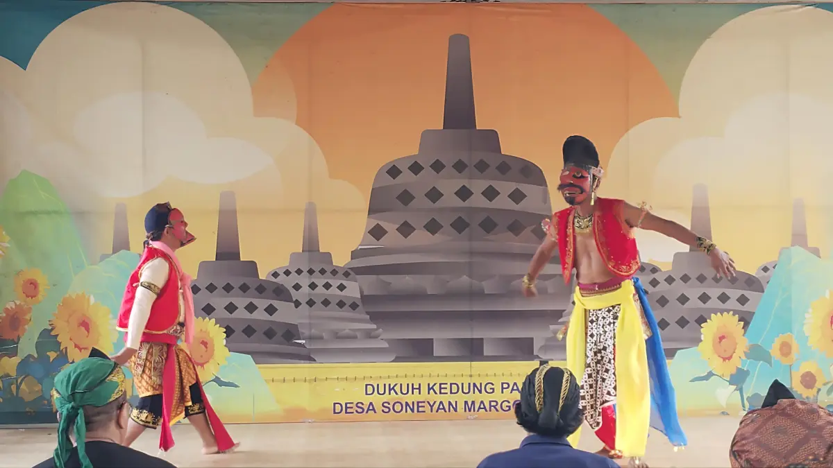 KUDUS LESTARI: Warga Desa Soneyan, Margoyoso memainkan wayang topeng di panggung desa setempat belum lama ini. (ANDRE FAIDHIL FALAH/RADAR PATI)