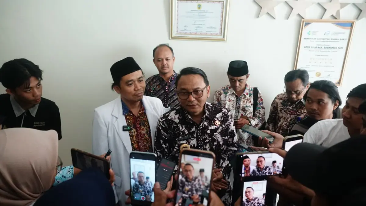 Plt Bupati Pati Risma Ardi Chandra memberinketerangan pers terkait penunjukan direktur RSUD RAA Soewondo yang baru. (HUMAS PATI)