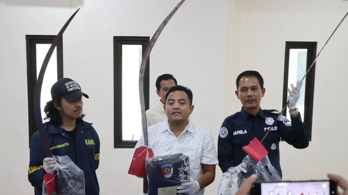 Polisi tunjukkan barang bukti aksi kejahatan ganster di Pati. (ULIL ALB/RADAR PATI)