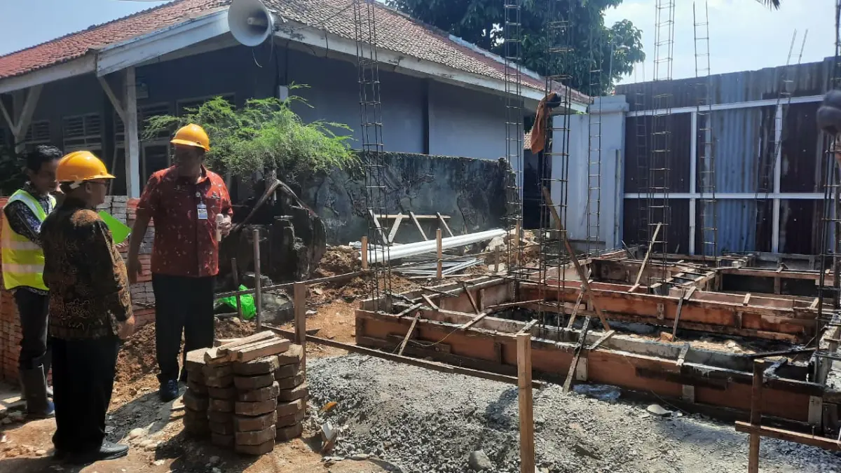 
PROSES PERBAIKAN: Kegiatan pembangunan ruang kelas SMP 1 Bae mendapatkan bantuan revitalisasi pada tahun lalu. (INDAH SUSANTI/RADAR PATI)
