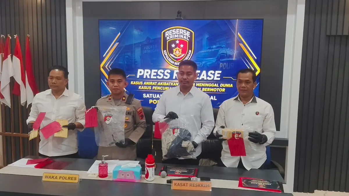  
TUNJUKAN BARANG BUKTI – Wakapolres Grobogan Kompol Muhammad Fadhlan menunjukan barang bukti yang digunakan pelaku kejahatan penganiayaan. (SIROJUL MUNIR/RADAR PATI)