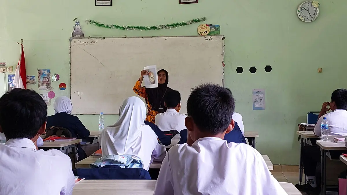 BELAJAR: Guru SMP Negeri 2 Pati memberikan arahan kepada para siswa di ruang kelas. Disdikbud Kabupaten Pati masih memberikan kesempatan bagi SMP negeri yang belum memenuhi kuota untuk menerima peserta didik baru. (ANDRE FAIDHIL FALAH/RADAR PATI)