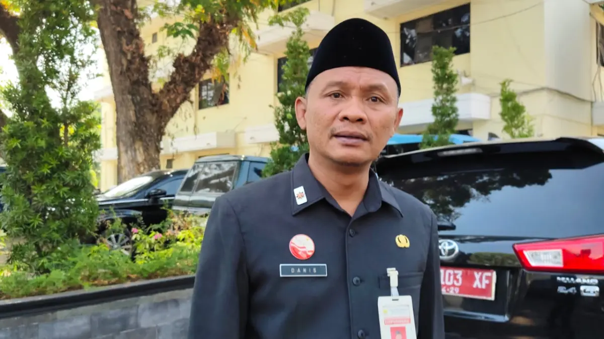 BERIKAN KETERANGAN – Kepala Disperindag Grobogan memberikan keterangan kepada awak media tentang temuan Minyakita berbau solar. (SIROJUL MUNIR/RADAR PATI)