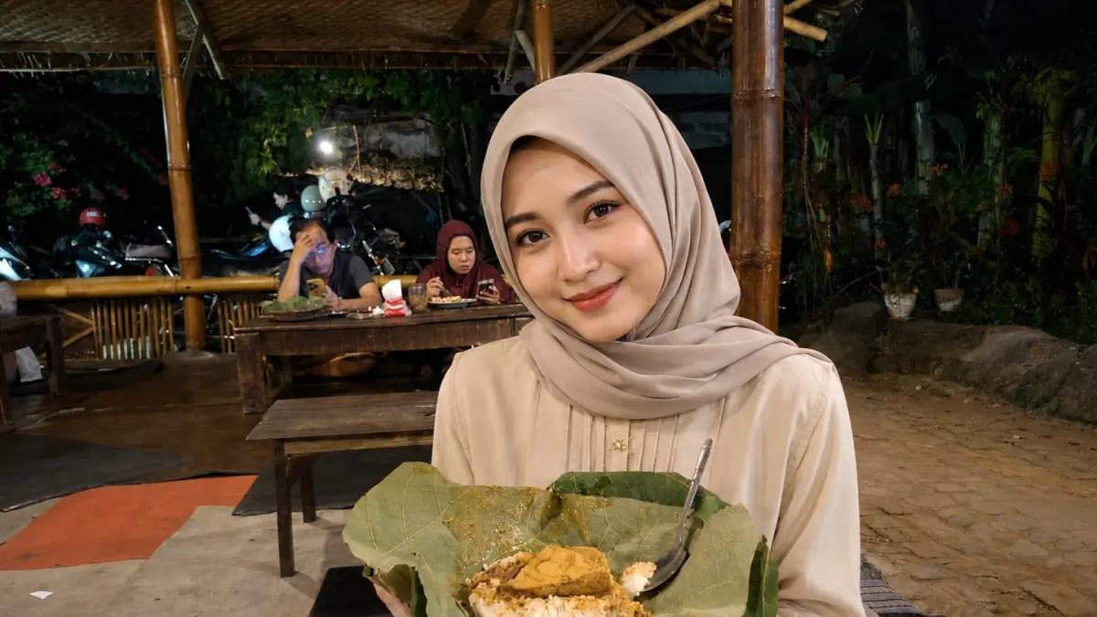 
MADANG: Salah satu pengunjung memesan nasi jangkrik untuk makan malam di angkringan tersebut. (ANDIKA TRISNA SAPUTRA/RADAR PATI)