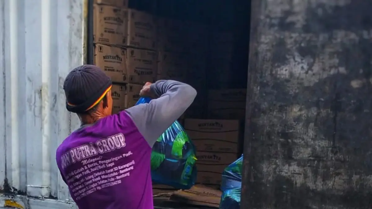 PENYALURAN: Minyak goreng subsidi merek MinyaKita didistribusikan kepada masyarakat di Desa Candimulyo, Kecamatan Sedan, Kabupaten Rembang. Dinas memastikan produk yang beredar di pasaran masih aman dikonsumsi. (BULOG REMBANG UNTUK RADAR PATI)