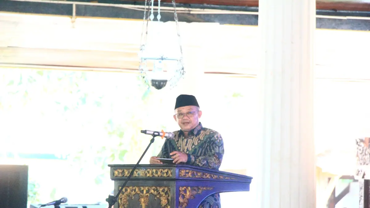 
BAGIKAN PENGALAMAN: Menteri Pendidikan Sekolah Dasar dan Menengah, Abdul Mu’ti saat menghadiri Anniversary FABs dan Seminar Nasional di museum RA Kartini Rembang, Sabtu lalu (4/7). (WISNU AJI/RADAR PATI)
