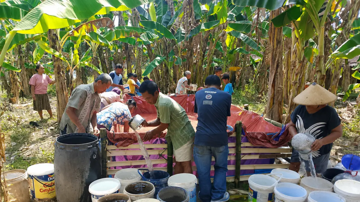 
DROPING AIR BERSIH –  Warga Desa Depok, Kecamatan Toroh mengambil air dari bantuan dari BPBD Grobogan an desa di Kabupaten Grobogan, Jumat (3/7). (SIROJUL MUNIR/RADAR PATI)
