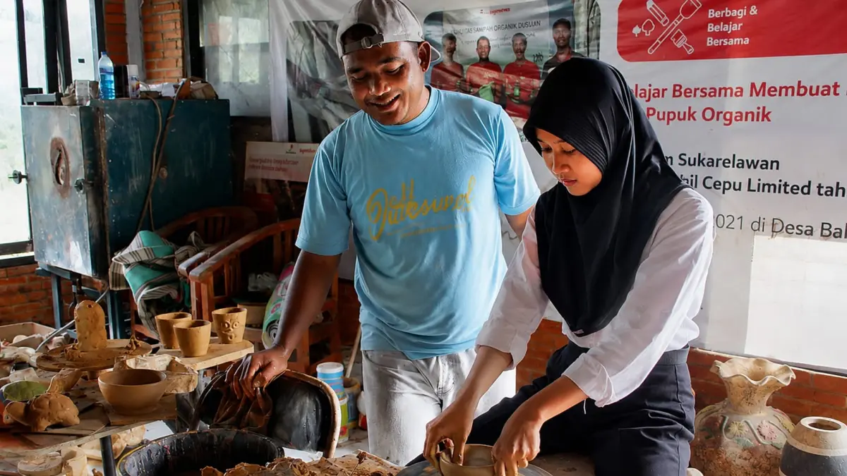
KREATIF: Ketua Pengelola Griya Keramik Balong, Susanto saat menunjukkan cara membuat kerajinan keramik.&nbsp; (EKO SANTOSO/RADAR PATI)