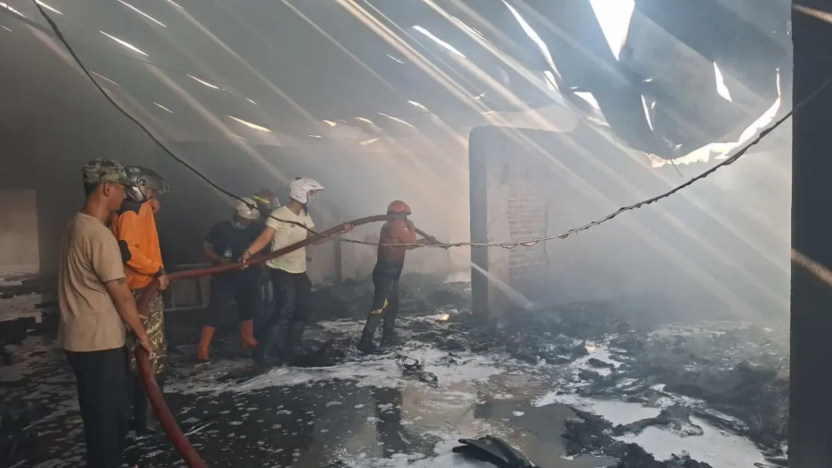 
PADAMKAN: Petugas Damkar gabungan memadamkan api yang membakar gudang penyimpanan sparepart motor di Desa Getaspejaten, Minggu (5/7). (ANDIKA TRISNA SAPUTRA/RADAR PATI)
