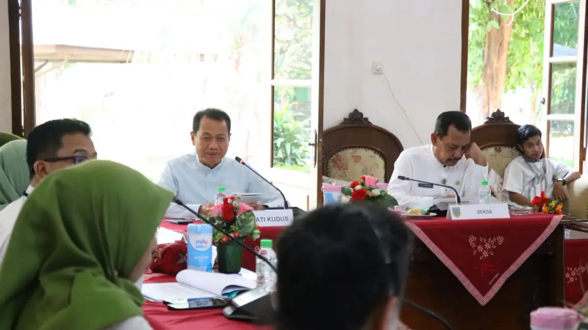 
PIMPIN: Bupati Kudus Sam’ani Intakoris memimpin rapat koordinasi terkait pematangan langkah strategis TPA Tanjungrejo di Pendapa Belakang Kabupaten Kudus. (DINAS KOMINFO KUDUS UNTUK RADAR PATI)