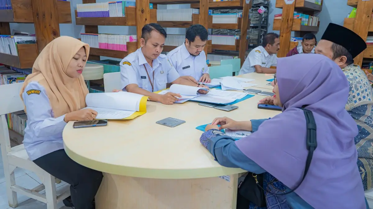 
PROSES: Tim Disdikpora Kudus saat melakukan proses visitasi dan verifikasi di SMP Internasional Raden Umar Said. (INDAH SUSANTI/RADAR PATI)
