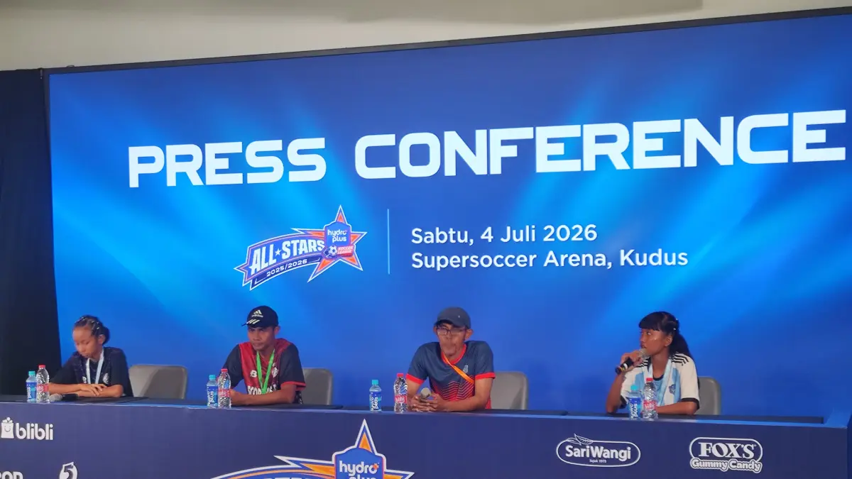 SIAP BERTANDING: Tim pelatih Arema Women FC memberikan arahan kepada pemain jelang laga pembuka menghadapi Akademi Persib Bandung U-18 pada ajang Hydroplus Soccer League All-Stars di Supersoccer Arena, Kudus. (GALIH ERLAMBANG W/RADAR PATI)