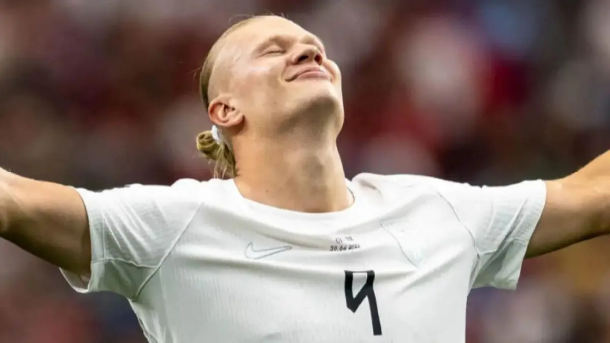 Erling Haaland cetak gol ke gawang Brasil. 
