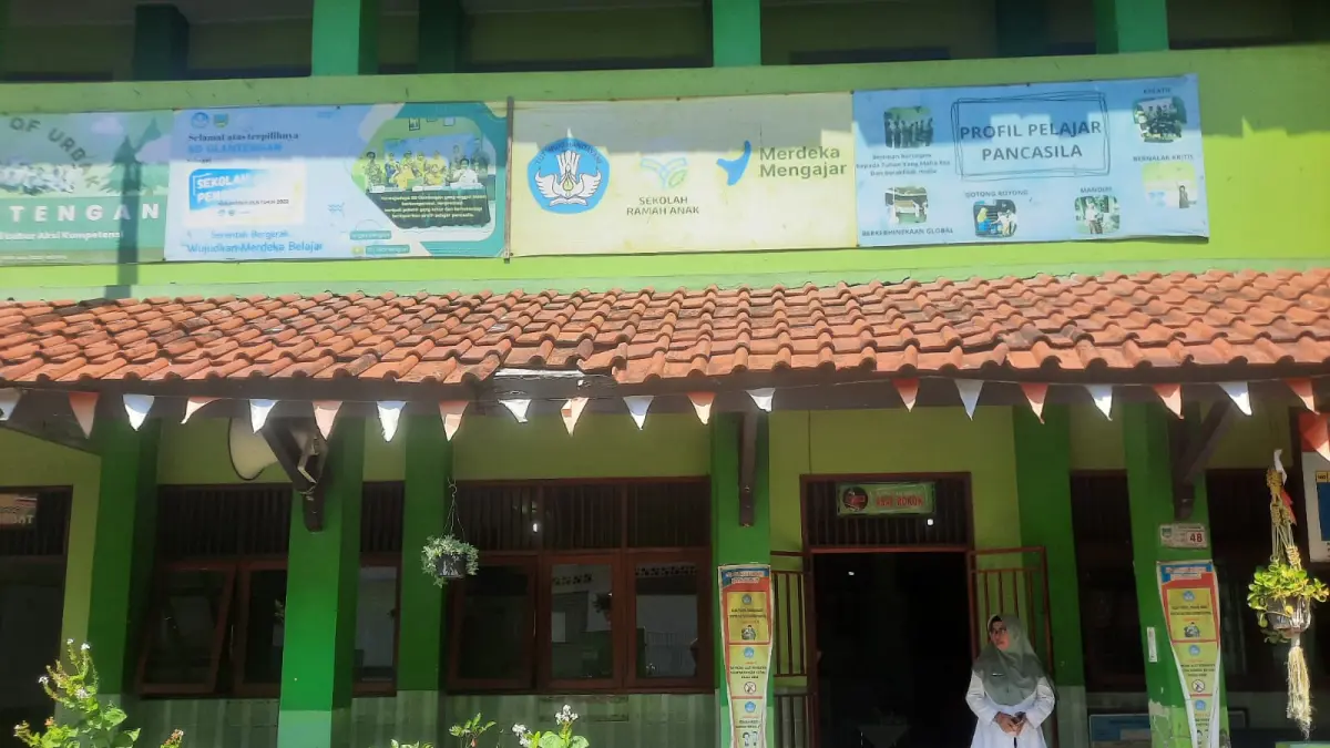 
MENANTI PENDAFTAR: Guru SD Glantengan berdiri depan sekolah menunggu pendaftar. (INDAH SUSANTI/RADAR PATI)